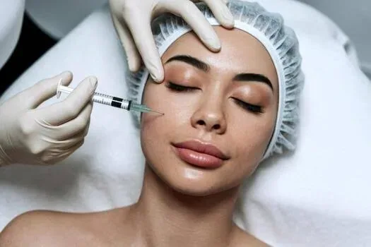 Client receiving an aesthetic skin treatment